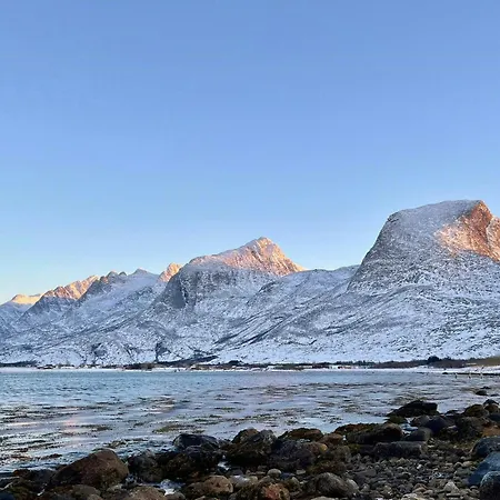 Family With Views Of Donnamannen Mountain Donnes