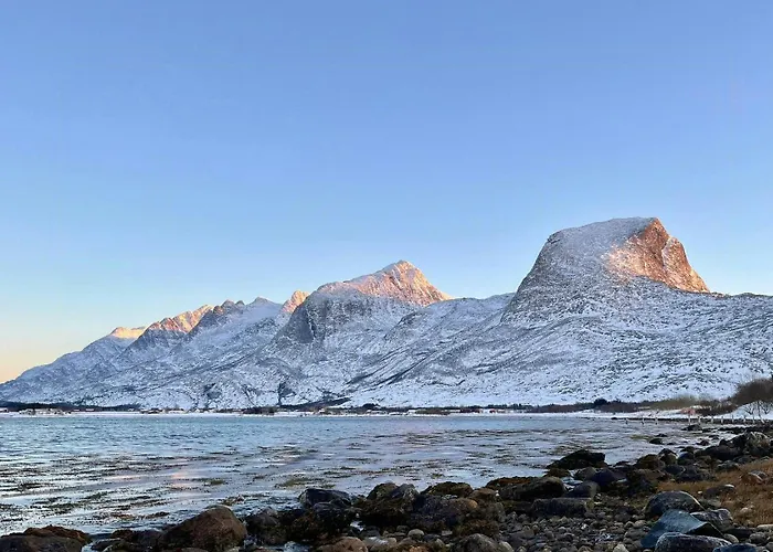 Family With Views Of Donnamannen Mountain Donnes